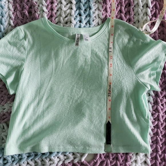 💜 2/$10 Mint crop top - Picture 2 of 5
